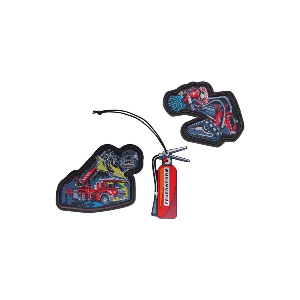 2 Magneten mit Löschfahrzeug und 1 Feuerlöscher als Anhänger